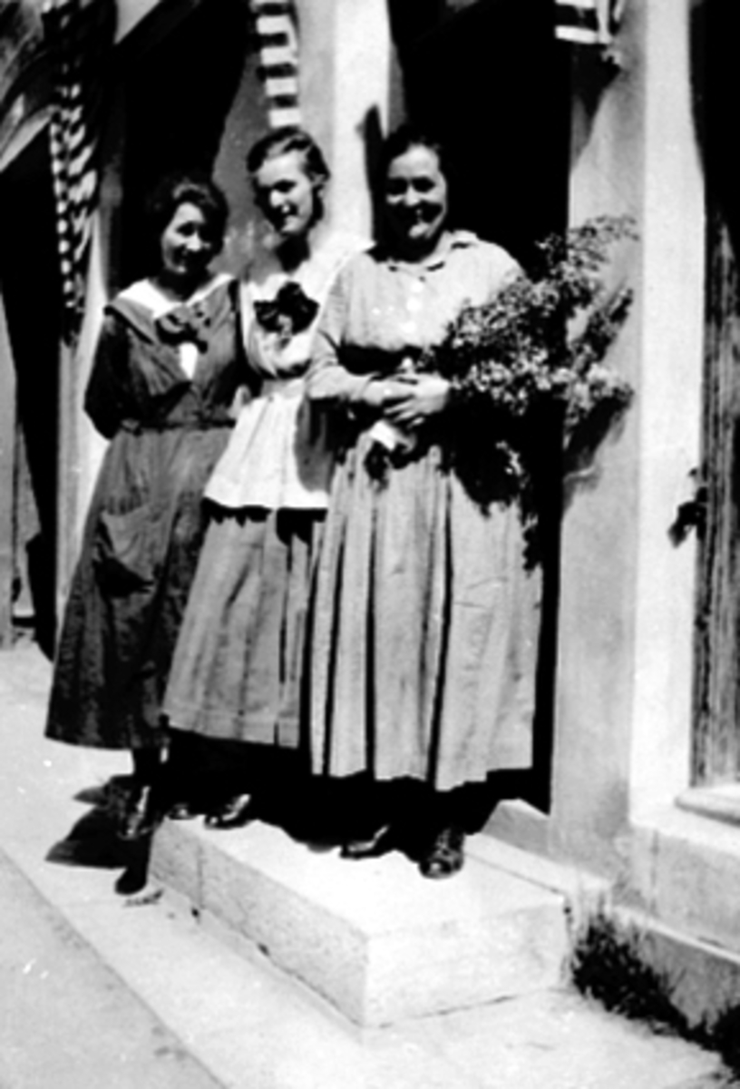 Anno Domkirkeodden, GR: 3, BETJENINGEN, GULLSMED BØRKE, TIL V: JENNY NYBORG