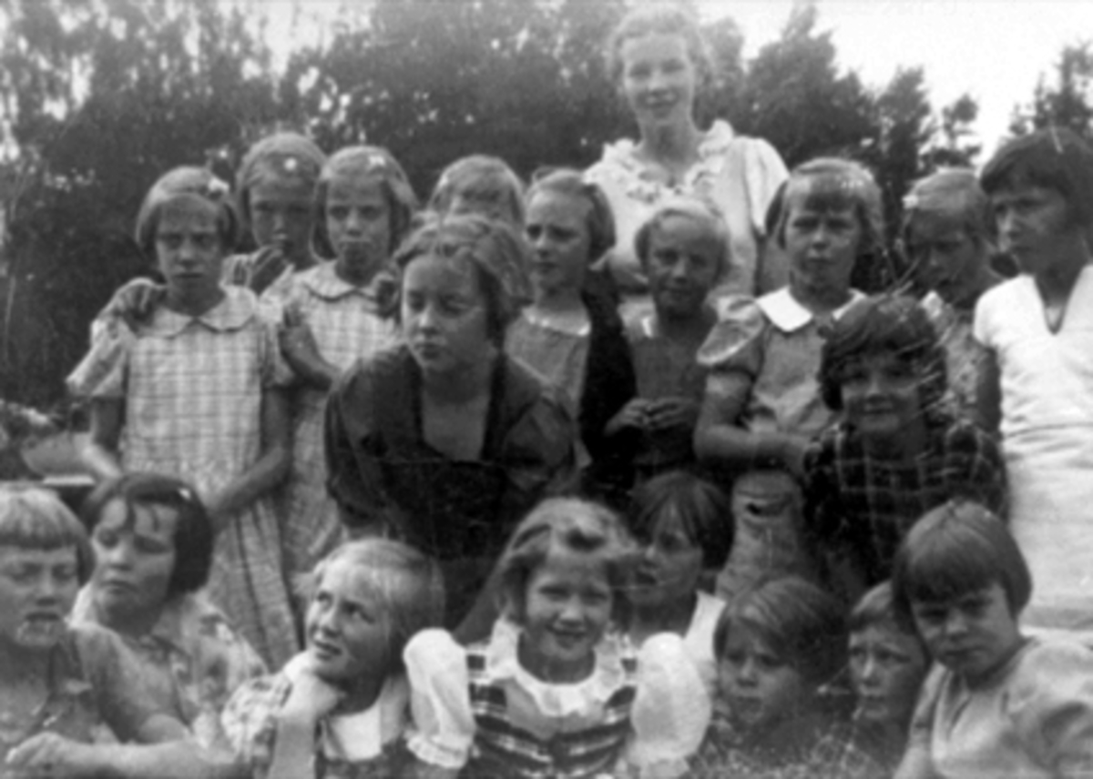 Anno Domkirkeodden, Borgen feriekoloni, Veldre, sommeren 1936/1937. Bak står leder "tante" Ingrid Arnesen. Gruppe Hamar-jenter.