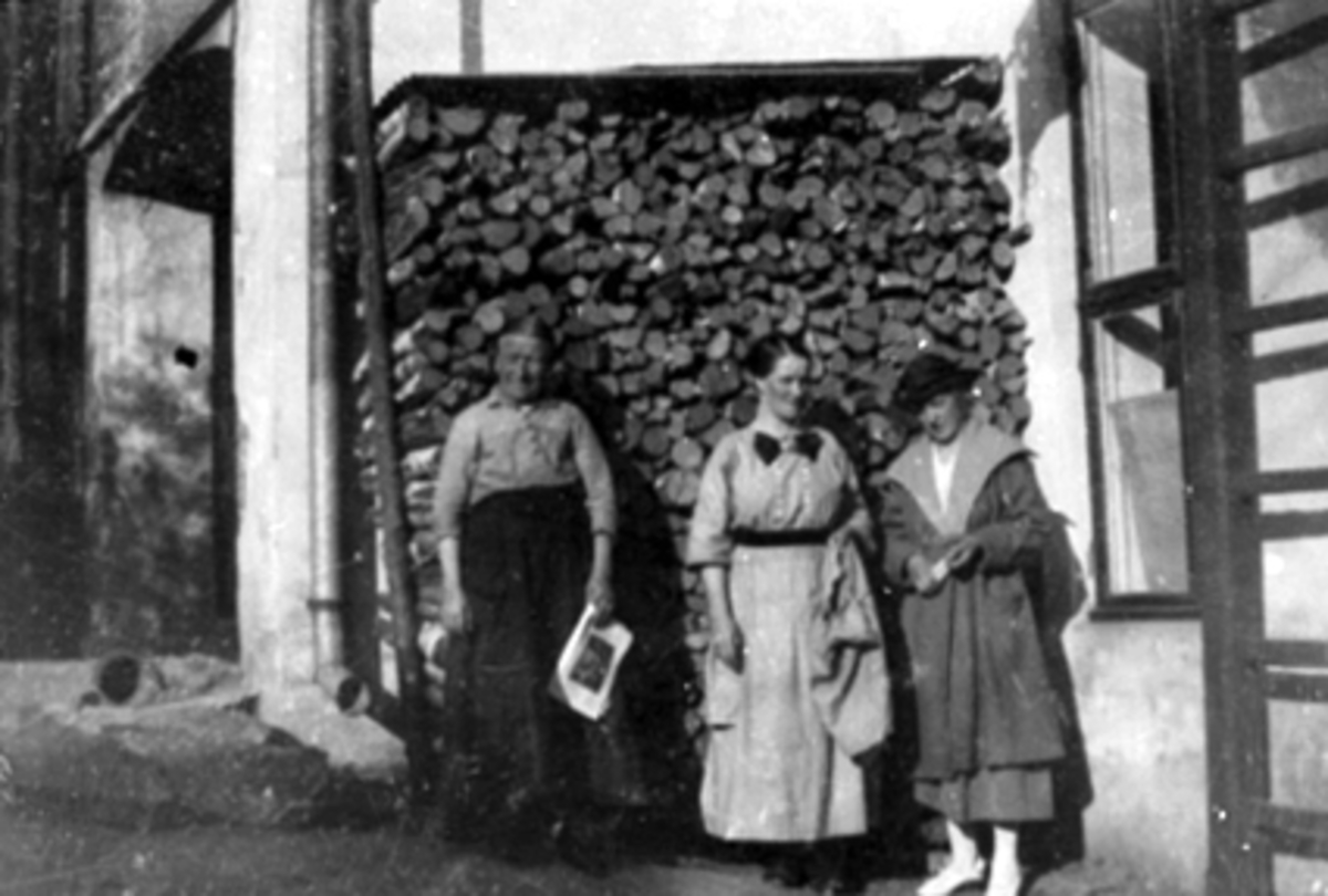 Anno Domkirkeodden, GR: 3 DAMER FORANN VEDSTABEL, BAKGÅRDEN, BRANNVAKTAMartin Evensen arbeidet en del år som brannmann, før han blegraver.