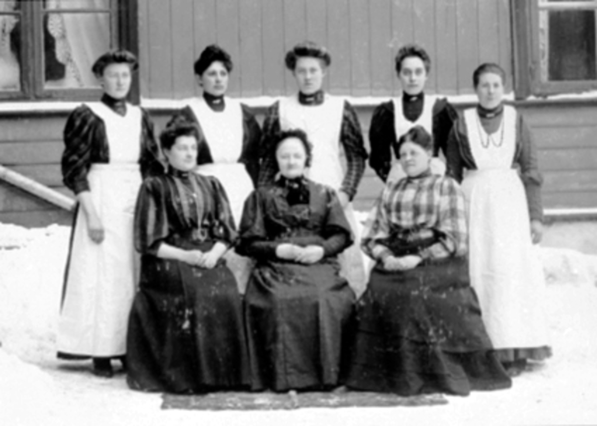 Anno Domkirkeodden, Søstrene Røhrs Pensjonat, cafe. Storhamargata 23, Hamar. F.v. Anna Røhr, fru Røhr, Gunda Røhr. Bak f.v. Pernille Tømte, g. Saugstad Vang H. ukjent, Lovise Røhr, ukjent, ukjent. De ukjente er husholdingselever. Søstrene Røhr drev både pensjonat og husholdningsskole ved Middelsskoletorget (Vestre Tor…