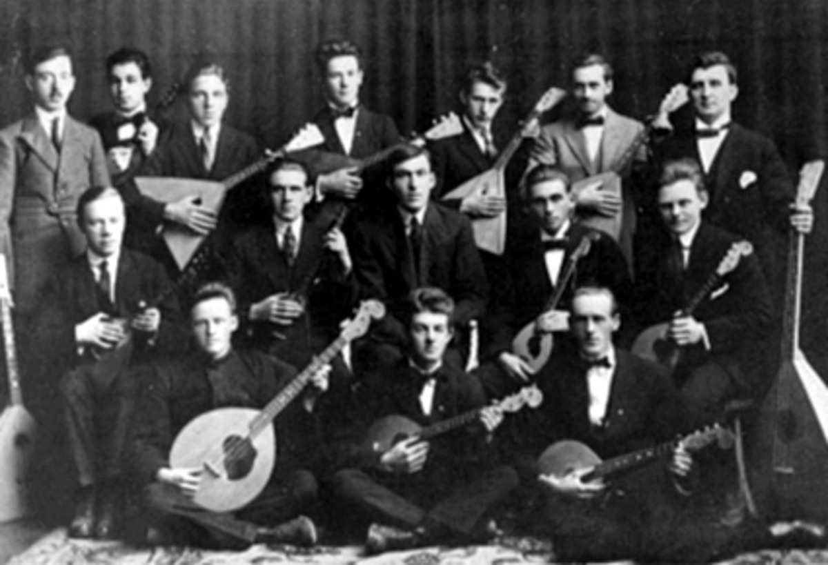 Anno Domkirkeodden, Hamar Balalaikaorkester, gruppe 15 musikere, musikkorkester. r 1 rekke f.v Kristiansen, Arne Lommerud, Hartvig Johansen, 2 rekke f.v. Myhr, Bråthen, Hilde, Ophus, Kristian Kristiansen, 3 rad f.v Thoralf Lie, Hoel, Ørbak, Marthinson, Johnsen, Johan Melbye, Sørensen. Hilde var russer og dirrigent for…
