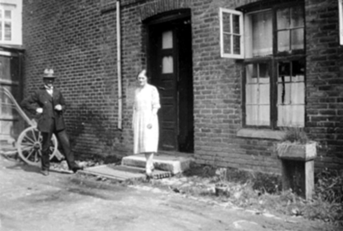 Anno Domkirkeodden, EKSTR: BAKGÅRD, JOHS SAUGESTAD, PERNILLE SAUGESTAD, HÅNDKJERRETorggt. 102 "Nilsegården". Se Karin Nord Syverinsens bok Påfuglen i Parken side 103.