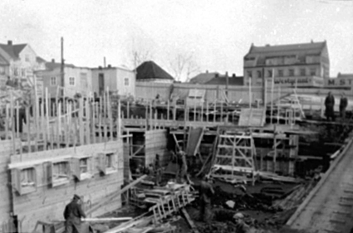 Anno Domkirkeodden, Oppbygging av kvartalet ved Østre Torg etter bybrannen, folk i arbeid, forskaling i kjelleren til M. Steen gården.