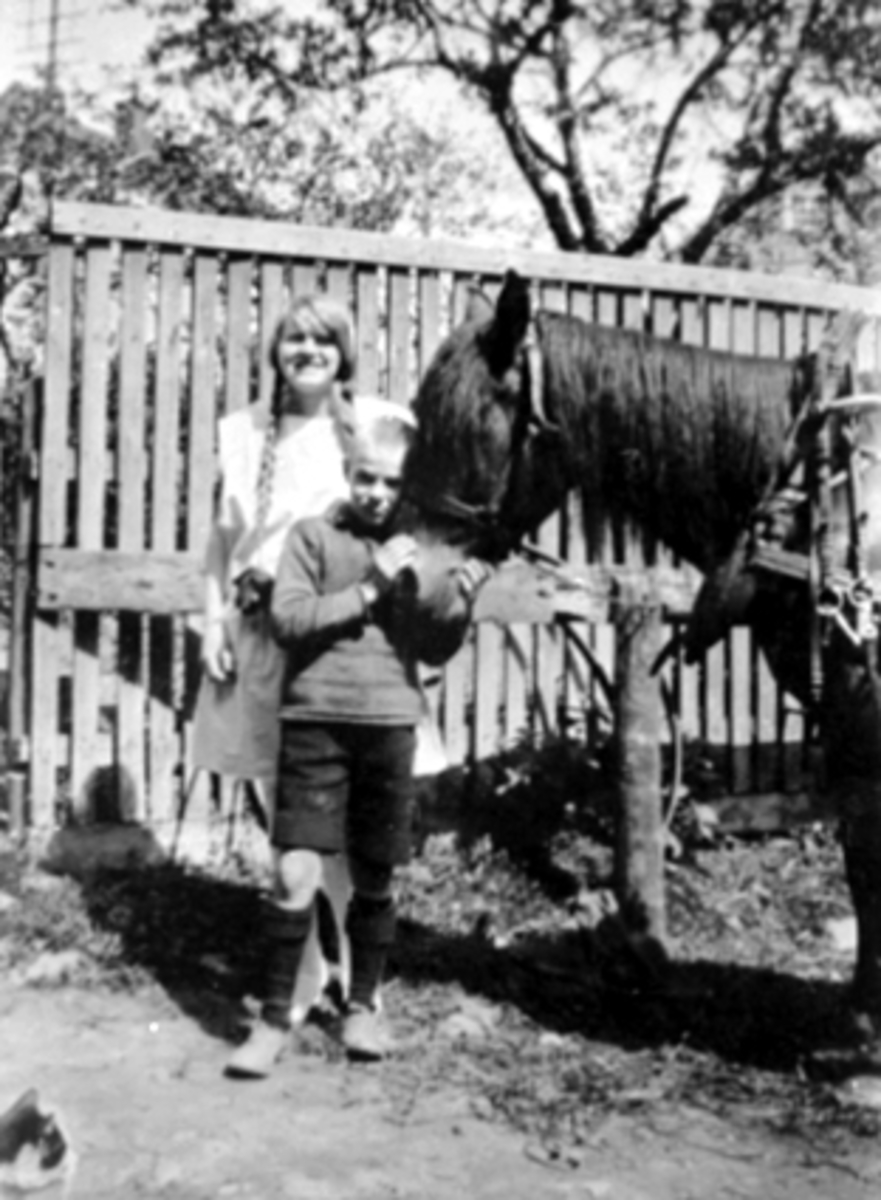 Anno Domkirkeodden, BERGLIOT KORSLUND, JARLE KORSLUND, HEST, BAKGÅRD, KORSLUNDGÅRDENSe Karin Nord Syverinsens bok Påfuglen i Parken side 125.