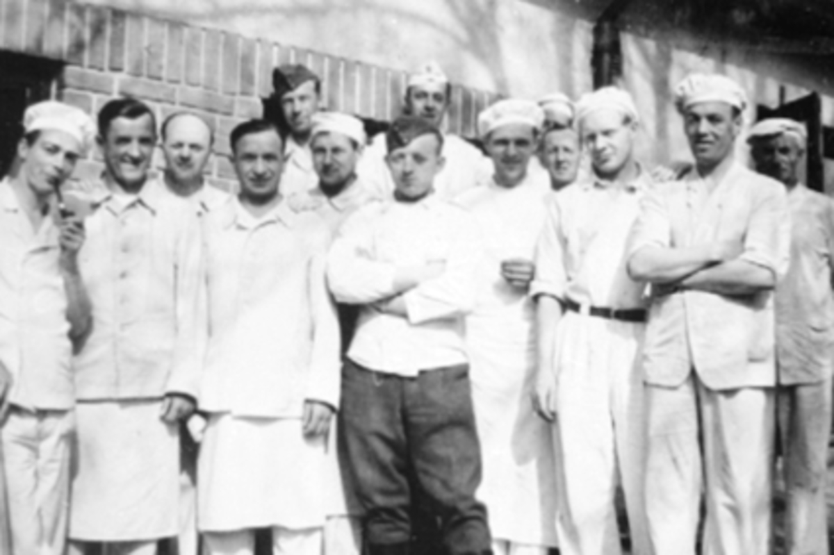 Anno Domkirkeodden, GR:14 BAKERE, ARBEIDSTJENESTE, TYSKERE, NORSKE, JØNSRUDSALENForan Arne Berg, Jakob Jakobsen, fra v: Arne Berg, 1 tysker, Erling Solheim, ?, ?, ?, Kåre Torud, Einar Sørlie, Rolv Østby, J. Jakobsen, Slettum