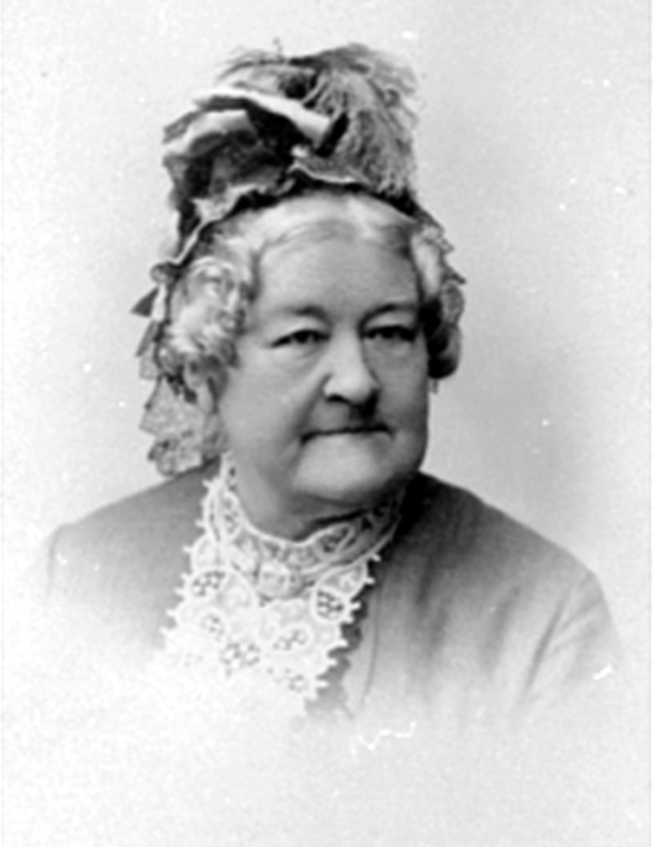 Anno Domkirkeodden, PORTRETT: IVERINE MAREN THOMASINE GYTHHH 127-56Åpnet som enkefrue den 1 betalingsskole på Hamar sommeren 1854. Skolen eksisterte til 1867. Enke etter lege som døde underkoleraepedemi i Christiania.