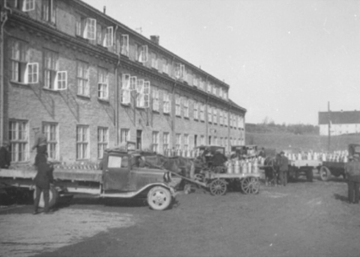 Anno Domkirkeodden, LEVERING MJØLK, HEDMARK MEIERI, LASTEBIL, HEST M/VOGN, MELKESPANN