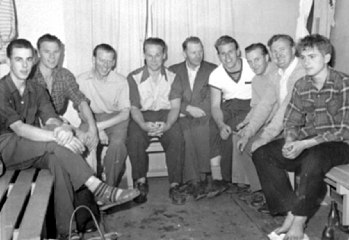 Anno Domkirkeodden, GR: 9 FOTBALLSPILLERE ETTER TRENING, HAM-KAMTormod Dahl, Rolf Johansen, Oddvar Hansen, Bjarne Stendahl, Arne Granberg, Kjell Arne Kjeldsen, Rolf Nybakken, MartinStrandlie, ?.