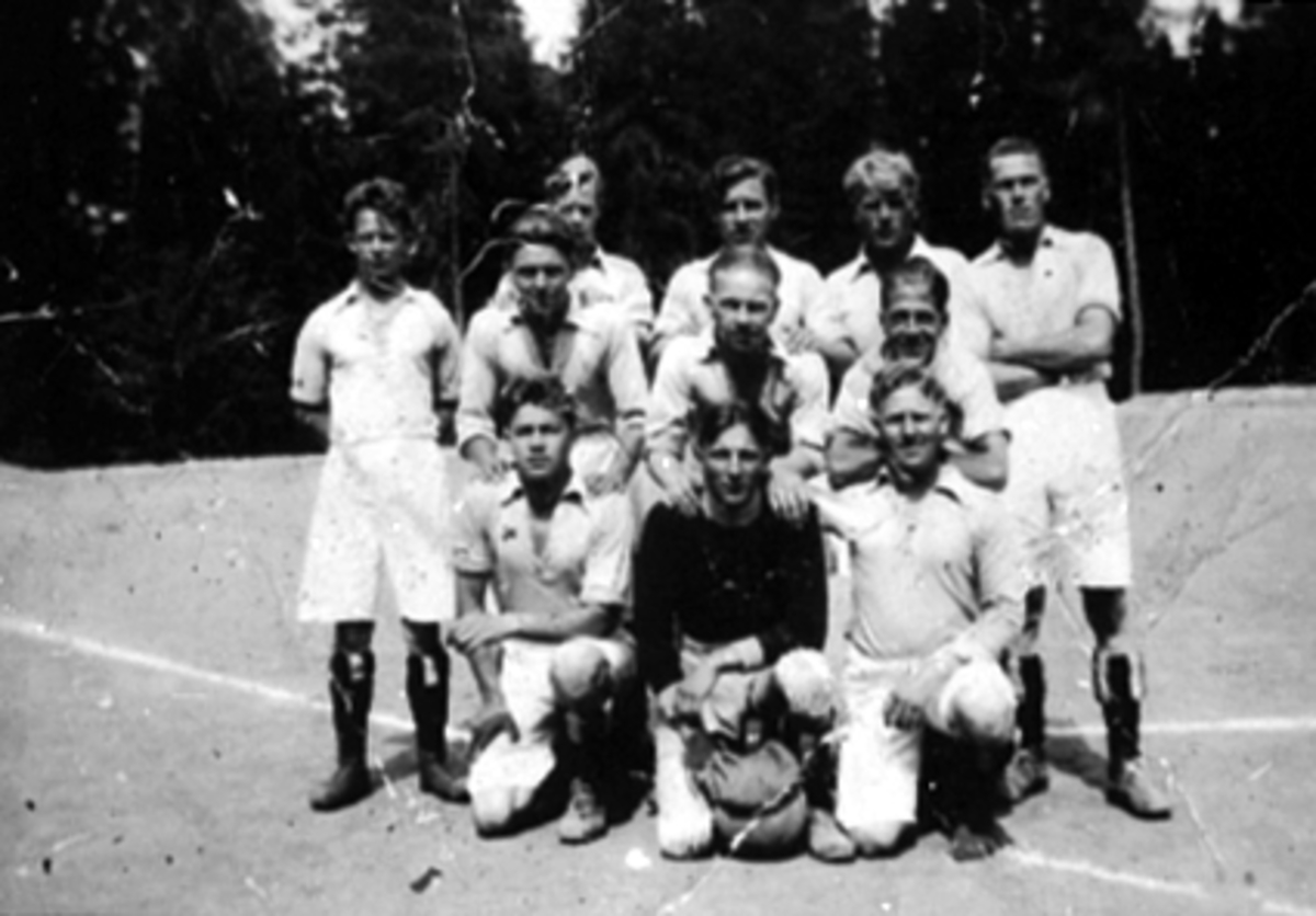 Anno Domkirkeodden, GRUPPE 11 FOTBALLSPILLERE, HAMAR A. I. L, GREVELØKKABak fra v: Birger Eriksen, Ingolf Olsen, Leif Henriksen, . . HoelHaakon Hansen. Midten: Kåre Olsen, Leif Wien, Erling Berntsen. Foran: Johan Jensen, Gunvald Pedersen, Asbjørn Larsen.