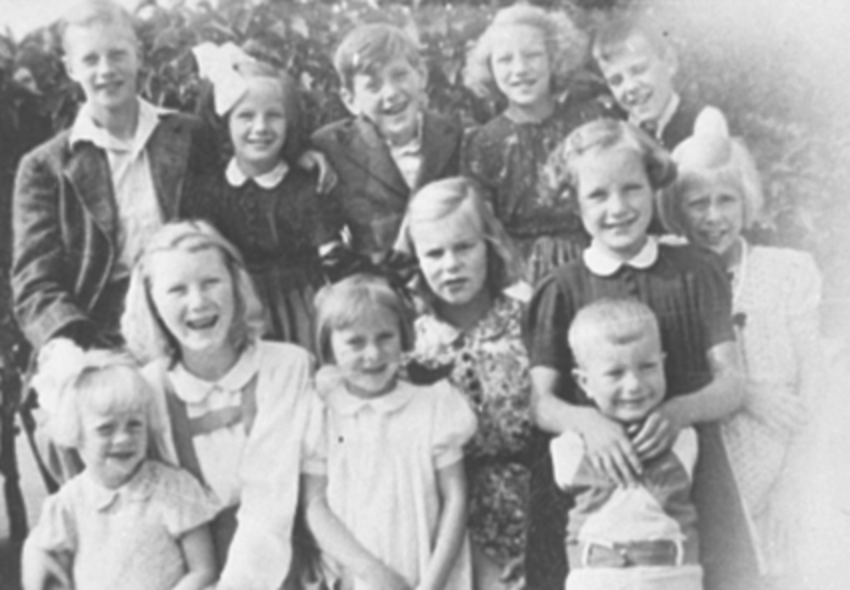 Anno Domkirkeodden, GR. 12 BARN, UNGENE I GATA, "DAKOTA", HORNSGAT. /OLE BULLSGT. Else Enger, Valborg Pedersen, Randi Olsen, Else Martinsen, Grethe Winquist, Knut Sund, Berit Løberg, Bak: Gunnar Engen, Reidun Winquist, Willy Andersen, Karin Steen, Per EinangPedersen.