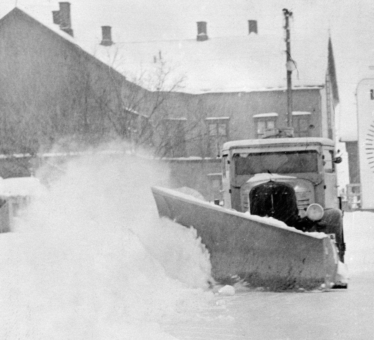 Anno Domkirkeodden, LASTEBIL M/SNØPLOG, VANGSVEGEN 62, BAKGÅRDEN I BAKGR.