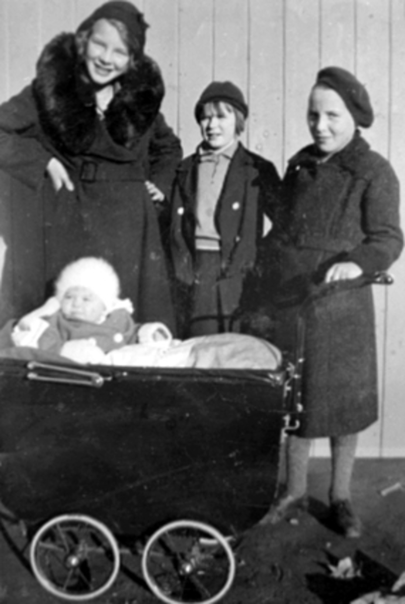 Anno Domkirkeodden, Gruppe 4, barn, barnevogn. Ingrid Arnesen, Aslaug Mikkelsen, Vesla Arnesen. I barnevogna Jorun Evelyn Arnesen. Bildet er tatt ved Grønnegata 61.
