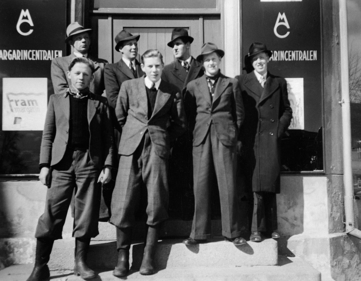 Anno Domkirkeodden, Gruppe 7 gutter foran Aasgården, foran fra venstre: Thorbjørn Nilsen, Jens Kleven, Oddvar Wien, Sverre Amundsen. Bak: Rolv Østby, Ottar Wien, Odd Moen, Bildet tatt på trappa til Hjørdis og Signe Johansens kolonial i Storhamargata 11, Hamar.