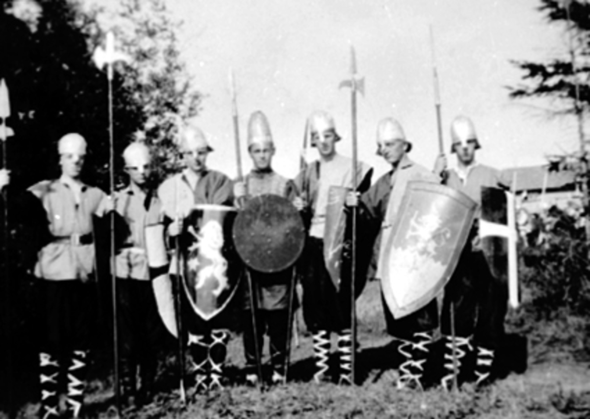 Anno Domkirkeodden, GRUPPE 7 SKUESPILLERE MED VIKINGDRAKTER, "RIBALDERNE", OLAVSPILLET, HISTORISK SKUESPILL PÅ HEDMARKSMUSEET, DOMKIRKEODDEN. t.v. Leif Finstad, de øvrige ukjente.
