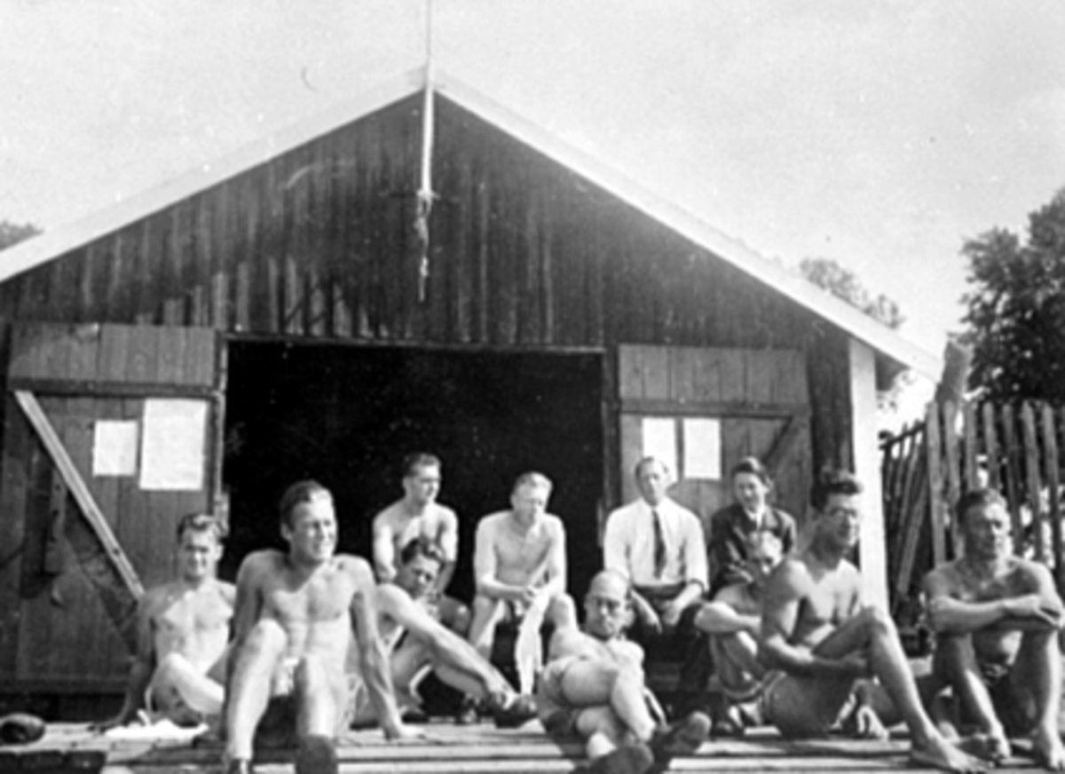 Anno Domkirkeodden, GRUPPE 11, HAMAR ROKLUBB, KLUBBHUSET, KOIGEN, FORAN FRA VENSTRE: REIDAR HANESTAD, JON ÅGE AAS, REIDAR HAGEN, ROLF LARSEN, JOHS. ØSTLI, PER HAGEN, SVERRE LØKEN. BAK: DYRE WETHAMMER, LEIF FINSTAD, PER VOLD, INGER FISCHAA.