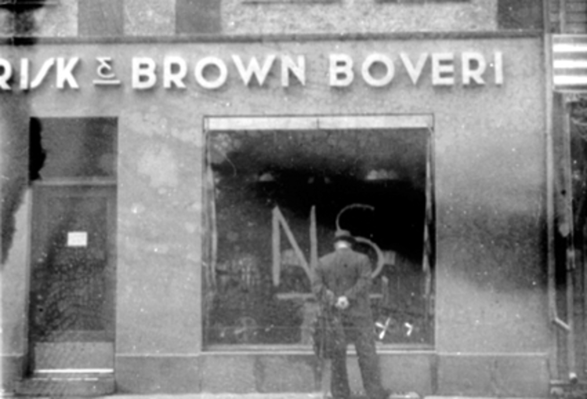 Anno Domkirkeodden, EKSTERIØR ELEKTRISK & BROWN BOVERI, NS MALT PÅ VINDUET, KRIGEN.
