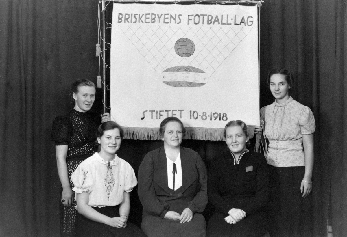 Anno Domkirkeodden, GRUPPE 5, BRISKEBYEN FOTBALLAG, DAMEGRUPPE, NY FANE, SENERE: HAM-KAMDamegruppen varte fra 1938 til 1946 i mai. Laget oppfordret damedlemmene til å bli medlem av "det nye laget", HAM-KAMFra v: Ingeborg (Sjølie) Taskerud, Edel (Rosenlund) Rasen, Agnes Hauglie, Aslaug (Finstad) Berg, Synnøve (Jachwitz…