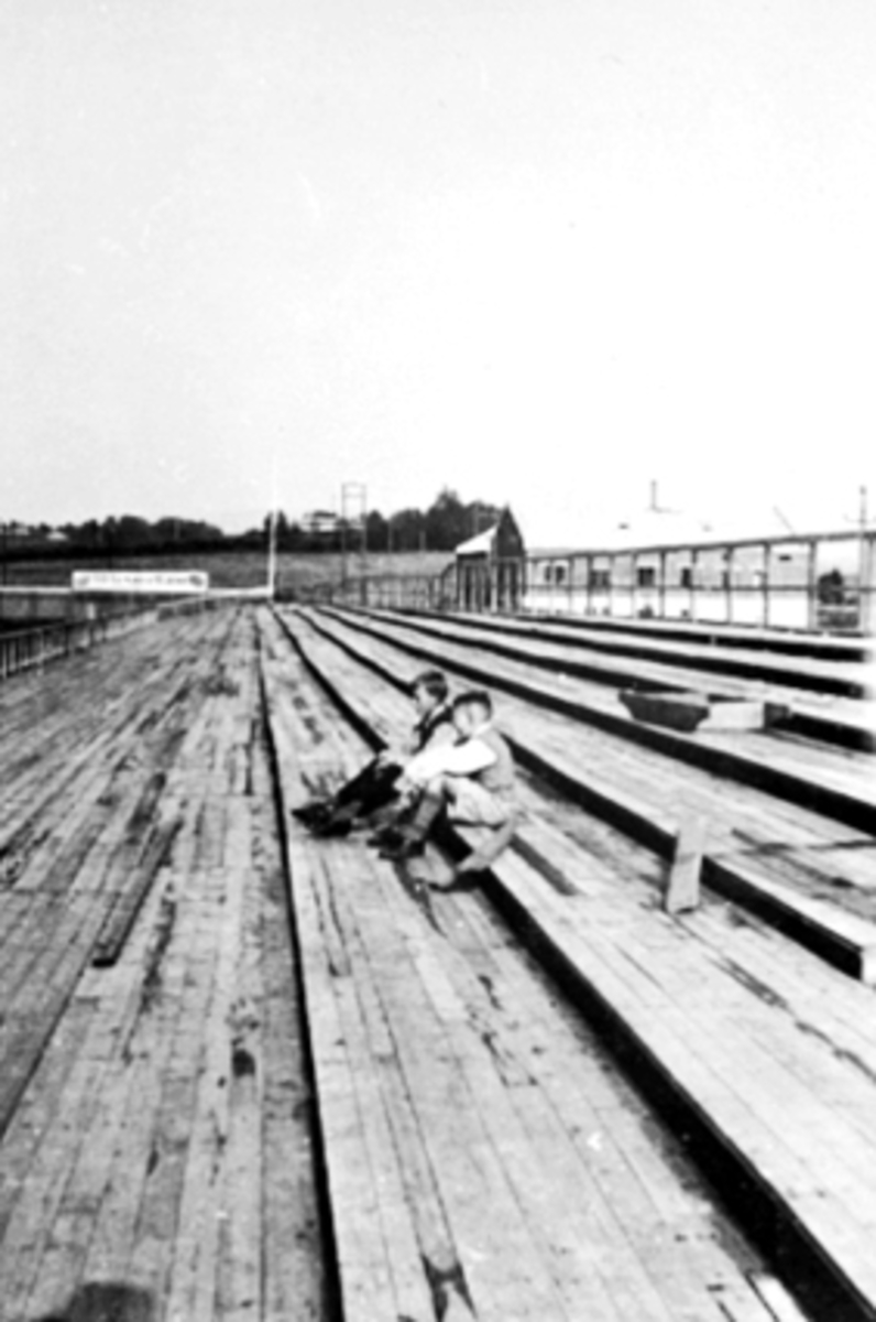 Anno Domkirkeodden, RÅTNE TRIBUNER BRISKEBY GRESSBANE, 2 GUTER, HAM-KAM