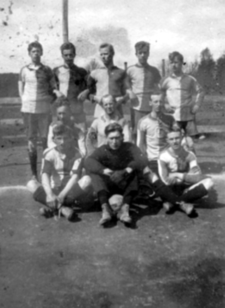 Anno Domkirkeodden, FOTBALLAGET FREIDIG, FØRSTE DRAKTER BLÅ OG HVIT OVERDEL(HAM-KAM)Fra v: Odvar Larsen, Arne Stensby, Leif Edvardsen. midten:Henrik Gustavsen (Leif?), Mikael Mikkelsen, Leif Berg, Bak: Oddvar Malman, Sigurd Johansen, Erling Smedstad, Paul Antonsen, Kolbjørn Sørlie.
