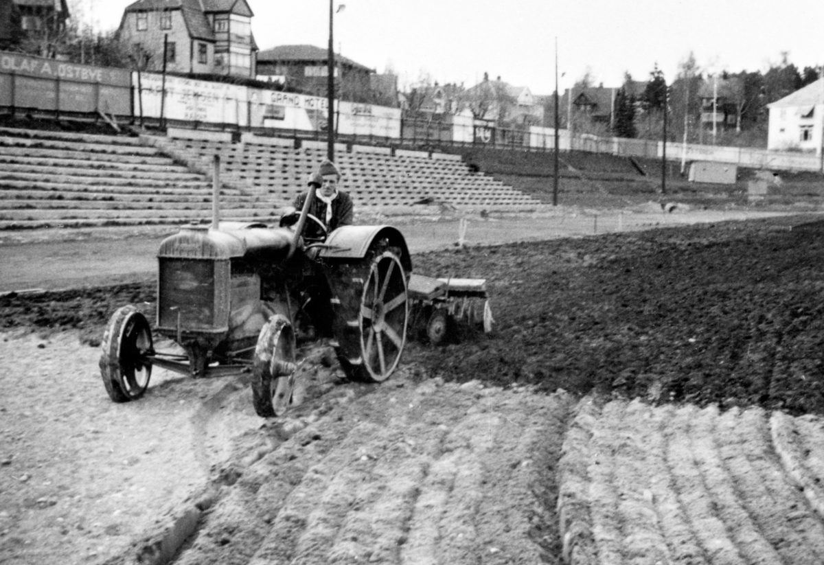 Anno Domkirkeodden, Kees Broekman HARVER OPP BANA, HAMAR STADION, FORDSON TRAKTOR. Traktoren tilhører Fjetre.