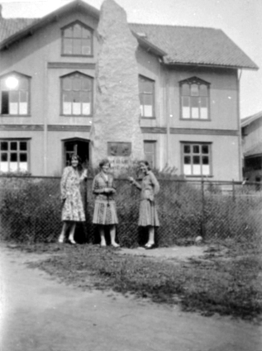 Anno Domkirkeodden, GRUPPE 3 UNGE DAMER, SAGATUN, BAUTAFra v: Florentse Syvertsen, Margrethe Solli, Dagny Syvertsen.