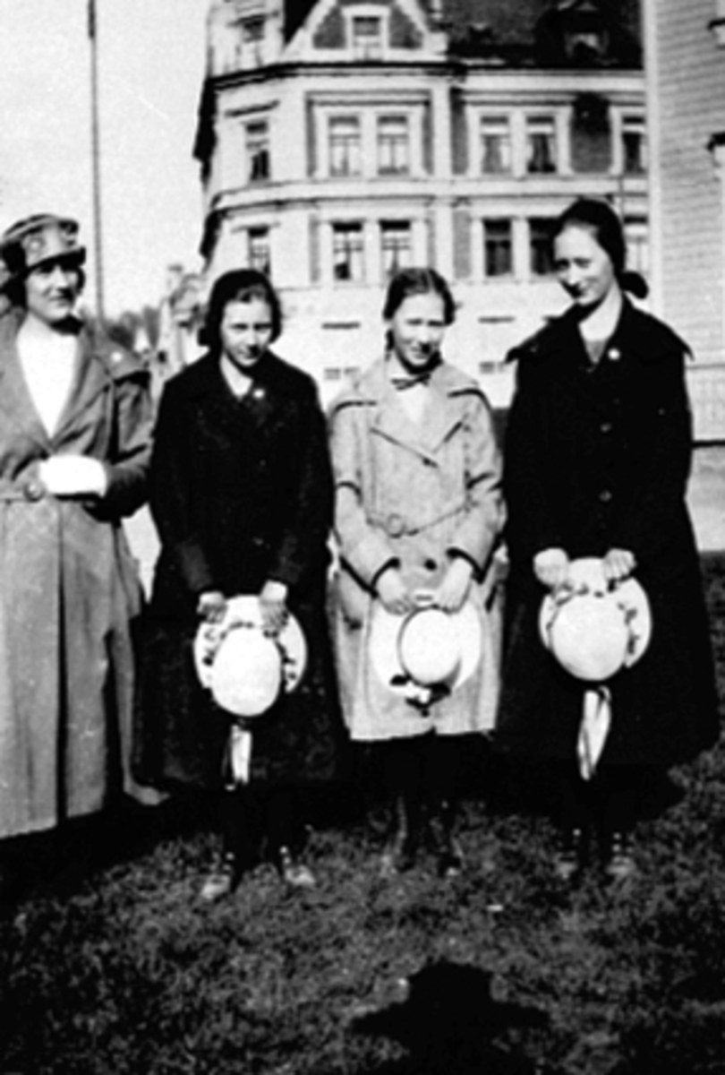 Anno Domkirkeodden, Konfirmanter, gruppe 4, jenter. F.v. Gudrun Nilsen, Margot Elfstedt, Aase solli, Margrethe Solli. Overhøringssøndagen 1 mai 1921.