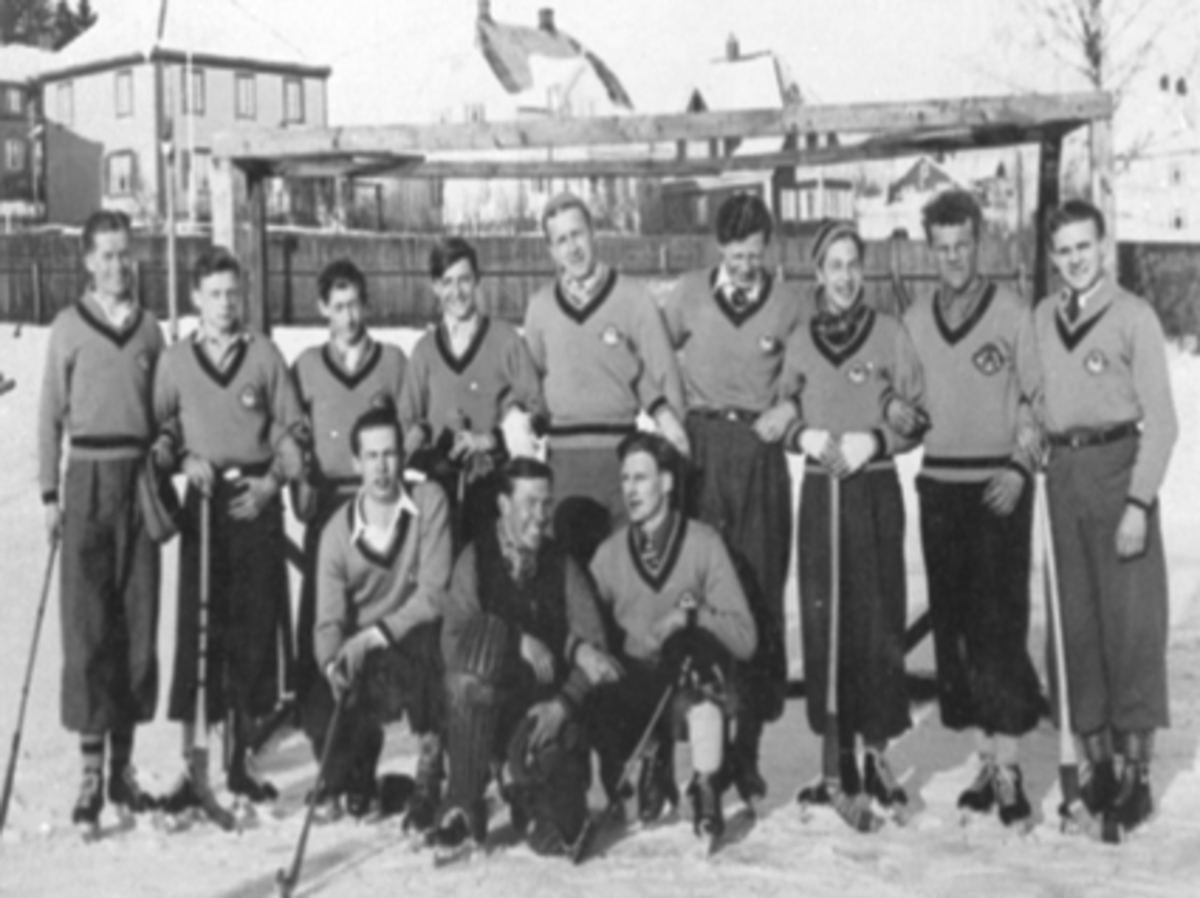 Anno Domkirkeodden, HIL BANDYGRUPPA, HAMAR STADION, EPLENIKKERS, SKØYTER. 1. rekke v: Odd Normann, Harald "Vors" Halvorsen, Magnus Oppheim, 2. r. v: Lorang Magnussen, Hans Hval, Hans Skaug, Arne Østby, Alf Bakke, Alf Ingvaldsen, Erling Berntsen, Torstein Øde, Tor Madson.