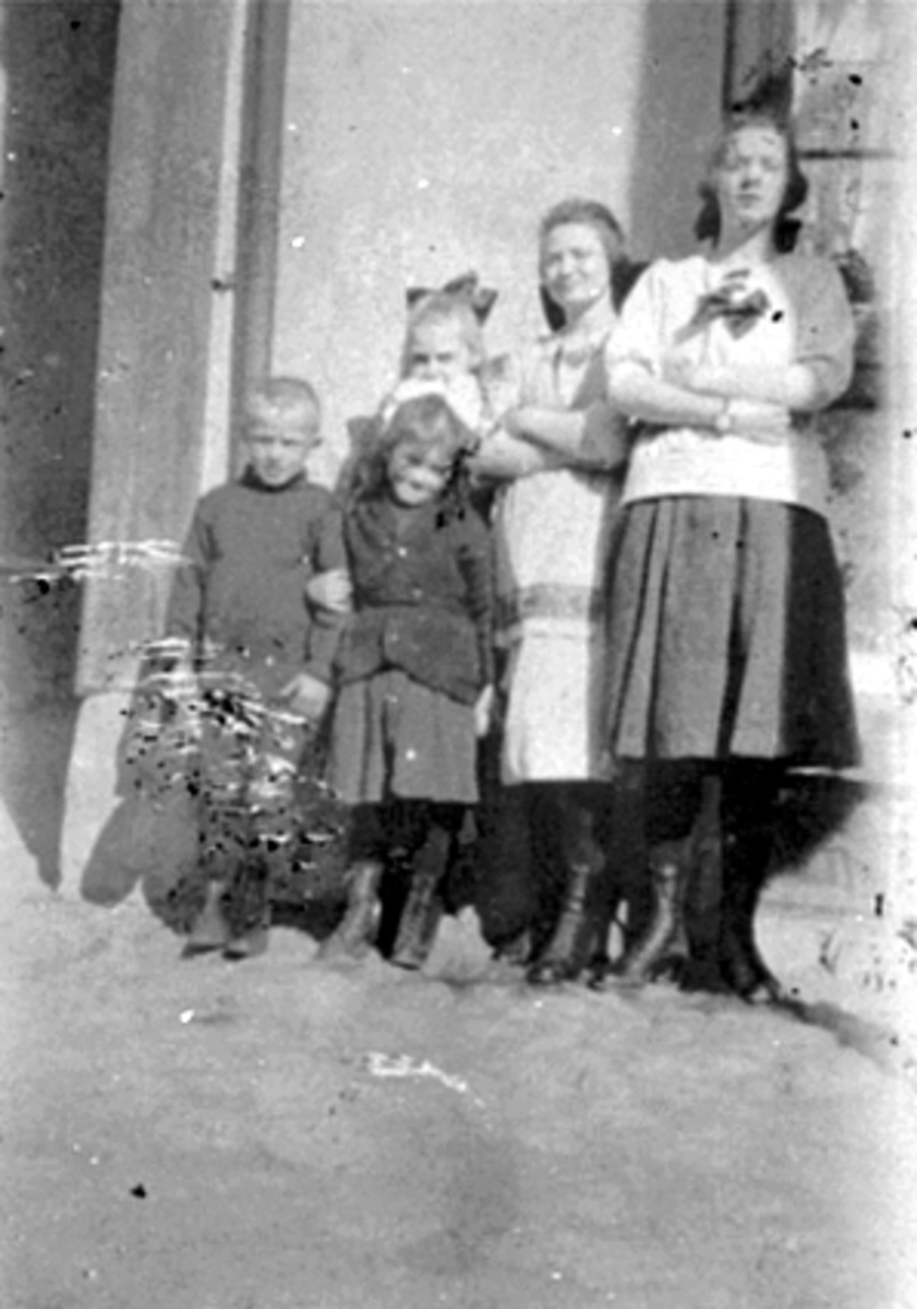 Anno Domkirkeodden, Barn, utenfor Vestbyens Kolonial. F.v. Arne Kristiansen, Ester Rønning, Oddbjørg Evensen, Asbjørg Nielsen, bak ukjent.