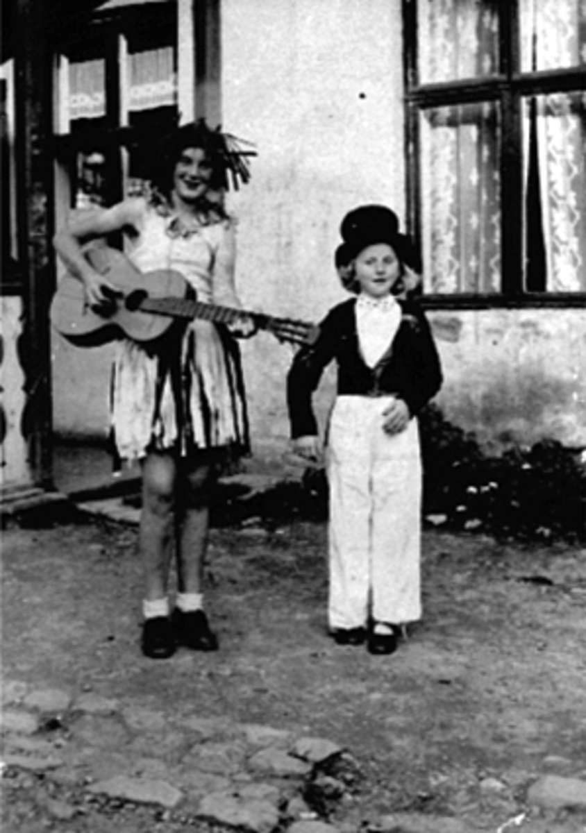 Anno Domkirkeodden, Håkonsgate 44, Hamar. Companigården. Ragnhild Tvete, gitar, Karin Nord, flosshatt. Aktører fra Sirkus Lyn. Kostyme.
