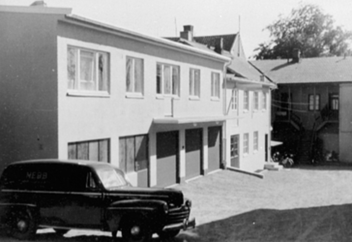 Anno Domkirkeodden, EKSTERIØR BORGERSENGÅRDEN (NEBB), BAKGÅRDEN. Varebilen er en amerikansk Ford V8 1946.