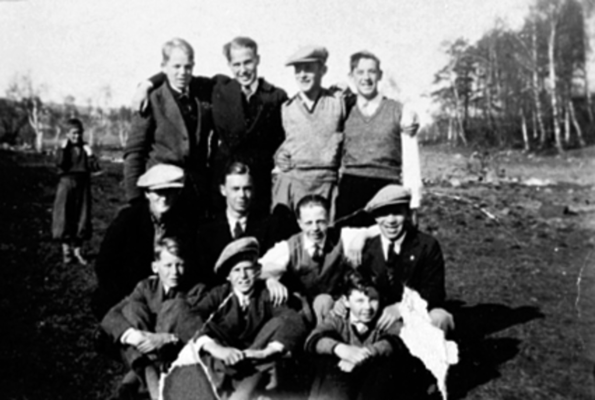 Anno Domkirkeodden, Gutta på Kronborg. rekke f.v. Terje Søgård, Arild Skau, Bjørn Steinaa. 2. rekke f.. Birger Kolstad, Gustav Norderhaug, Oskar Andersen, Gunnar Skau. 3. rekke ukjente. Gutten i bakgrunnen Odd Persheim