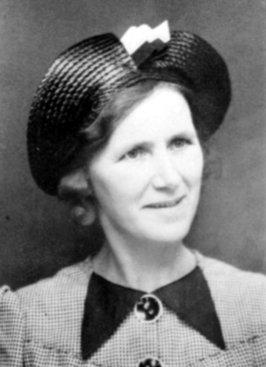 Anno Domkirkeodden, PORTRETT ANNA OLSEN M/STRÅHATT. F:1894 D: 1976