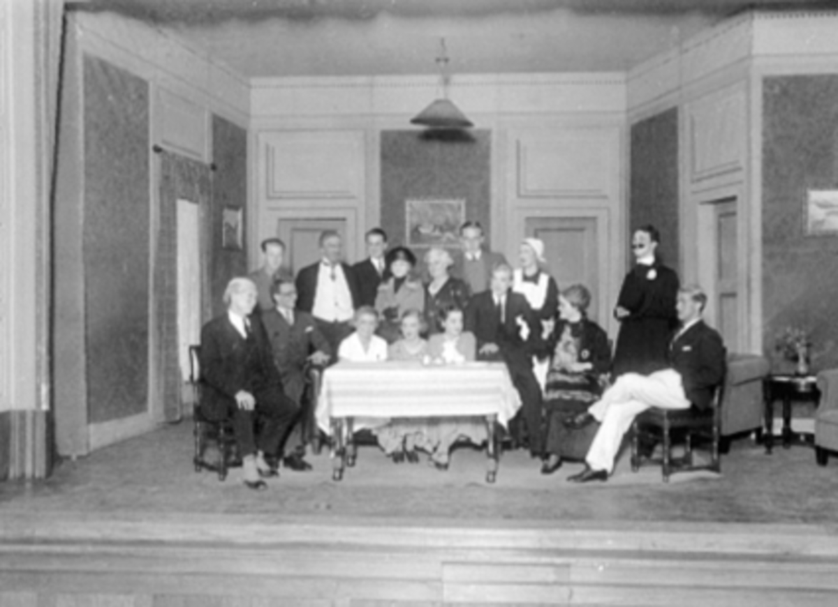 Anno Domkirkeodden, FRAMTEATRET, 16 SKUESPILLERE PÅ SCENEN, MEDVIRKENDE BL. A. : BJARNE BLYSTAD ELLEFSEN, KIT HOLST LARSEN, ANDREAS PLATOU MURSTAD, BIBBI LASSEN, GUNVÅR BIERKE-NIELSEN, ROLF HOLMBOE, ELLEN KJELSRUD, RAGNHILD BJERKLI, RAGNHILD SPARBY, BERIT MONSEN, FESTIVITETEN, OPPSETTING AV FRIMURERNE