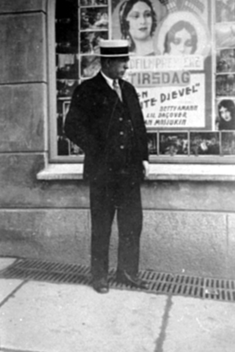 Anno Domkirkeodden, Kinobestyrer Hans Smørsten 1884-1969, utenfor Festiviteten, Hamar. Kinoplakat. Kinoreklame