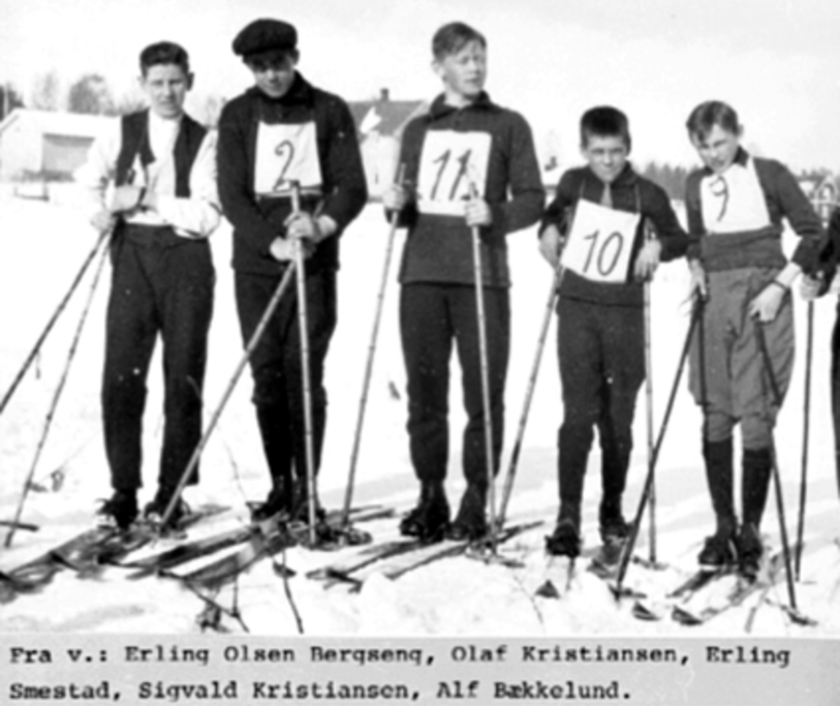 Anno Domkirkeodden, GRUPPE 5 SKILØPERE MED STARTNUMMER, SKI, STAVER, FRA VENSTRE: ERLING OLSEN BERGSENG, OLAF KRISTIANSEN, ERLING SMESTAD, SIGVALD KRISTIANSEN OG ALF BÆKKELUIND