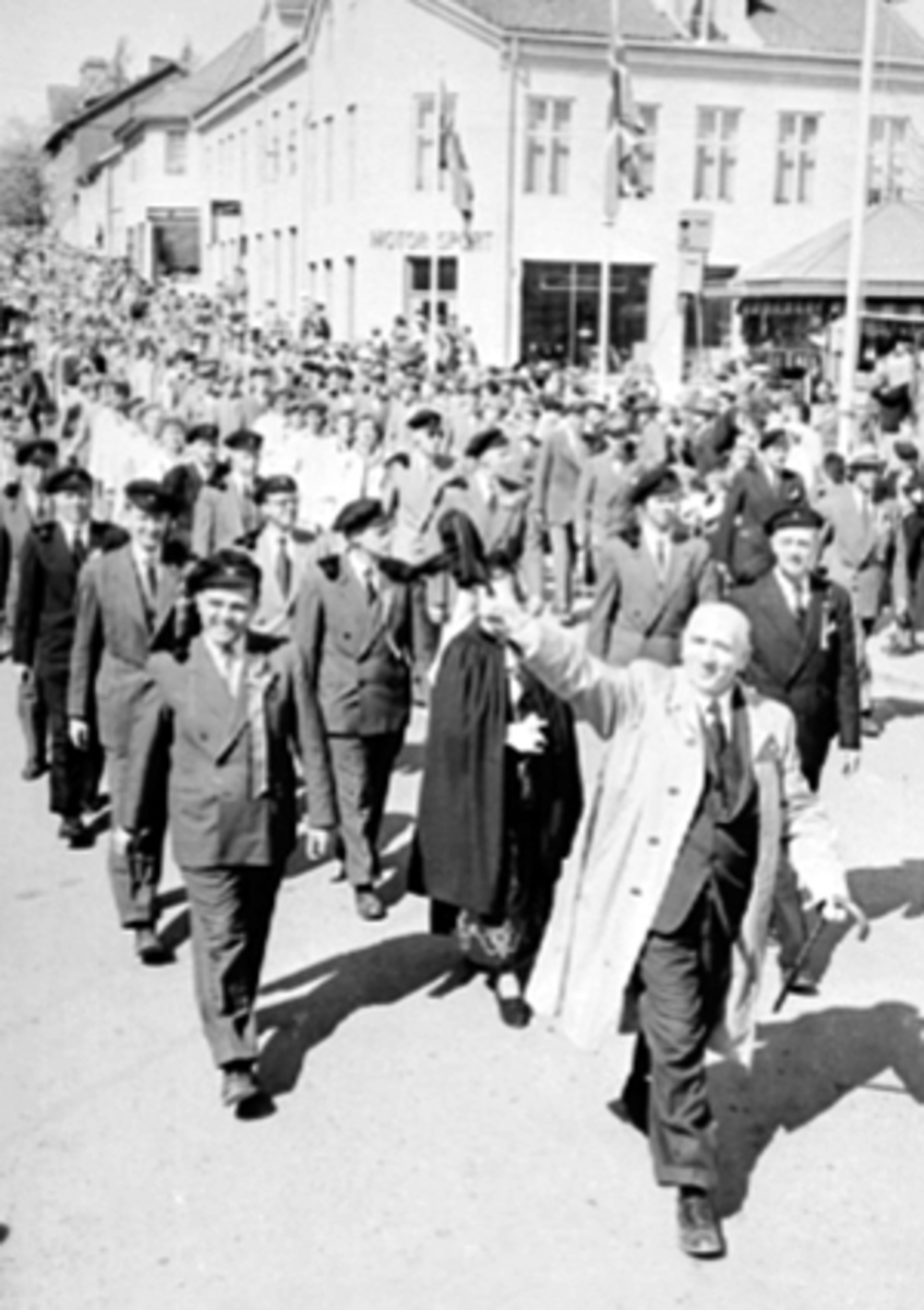 Anno Domkirkeodden, 17.mai, skoletoget, Hamar Katedralskole, Storhamargata. Lektor Johan Vilhelm Cato Grieg i spissen for lærerne.