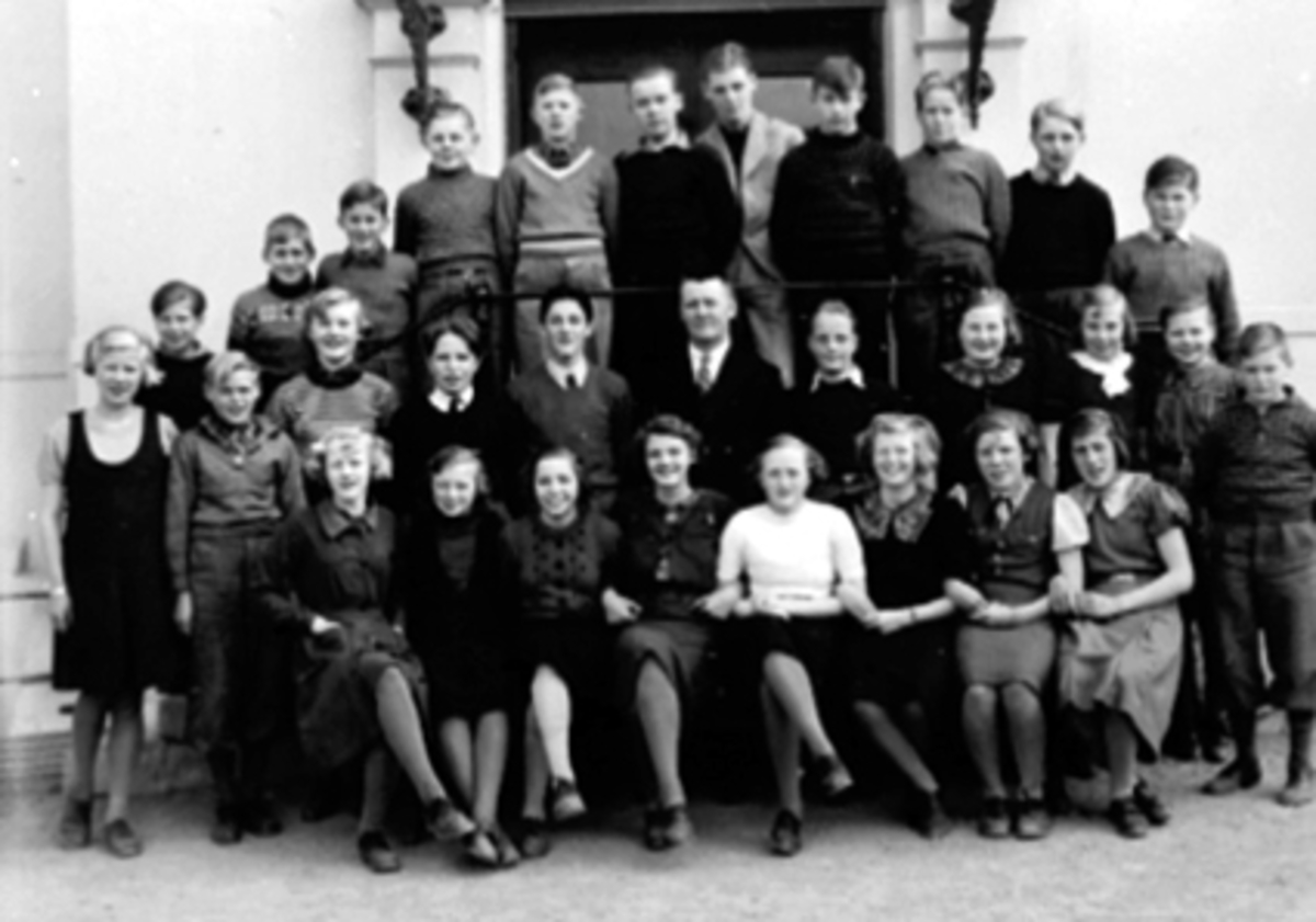 Anno Domkirkeodden, SKOLEKLASSE 29 ELEVER, LÆRER OTTO STEINUM, MIDTBYEN SKOLE.