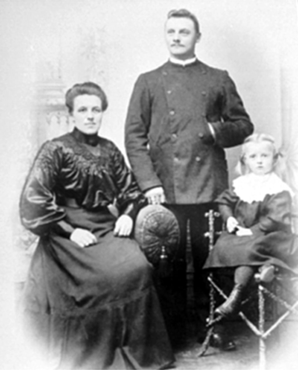 Anno Domkirkeodden, Gruppe 3, familie. F. v. Thea, Ole og Anna Rønning, Ole hadde skysstasjon og utleie av rom i Grønnegata i Hamar.