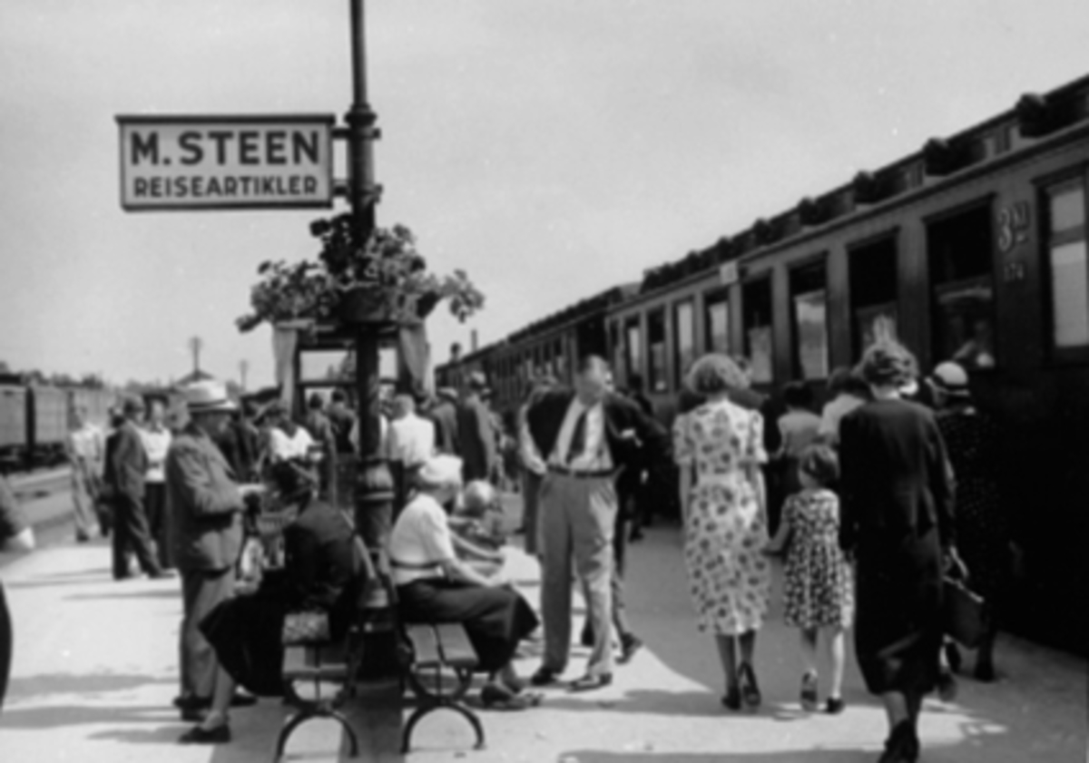 Anno Domkirkeodden, HAMAR JERNBANESTASJON, PERRONG, MYE FOLK, M. STEEN REKLAME