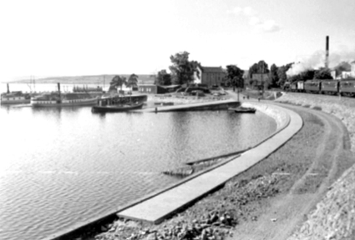 Anno Domkirkeodden, HAMAR BRYGGE, 4 MJØSBÅTER, PAKKHUS, LOKOMOTIV, 8 METERSPLANET