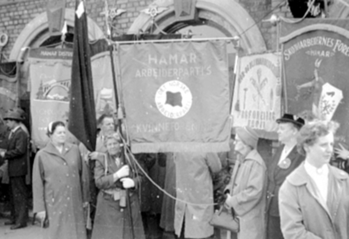 Anno Domkirkeodden, Arbeiderpartiets kvinnegruppe, Hamar Arbeiderparti, 1.mai 1956. F.v. Valborg Sund, Sund, Anna Strandli Nilsen, Ellen Helland, Gudrund Arnesen. Faner. Fagbevegelse, politikk.