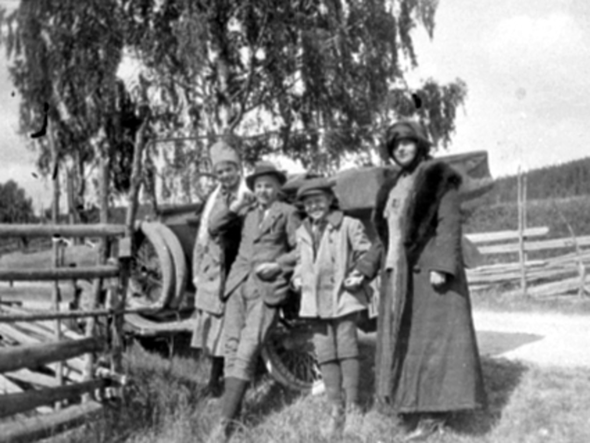 Anno Domkirkeodden, Biltur 1920 årene. Familien Johannes Arent Jensen. f.v. ukjent, ukjent, Gulbrand, Rachel Jensen. Skigard, ukjent sted.