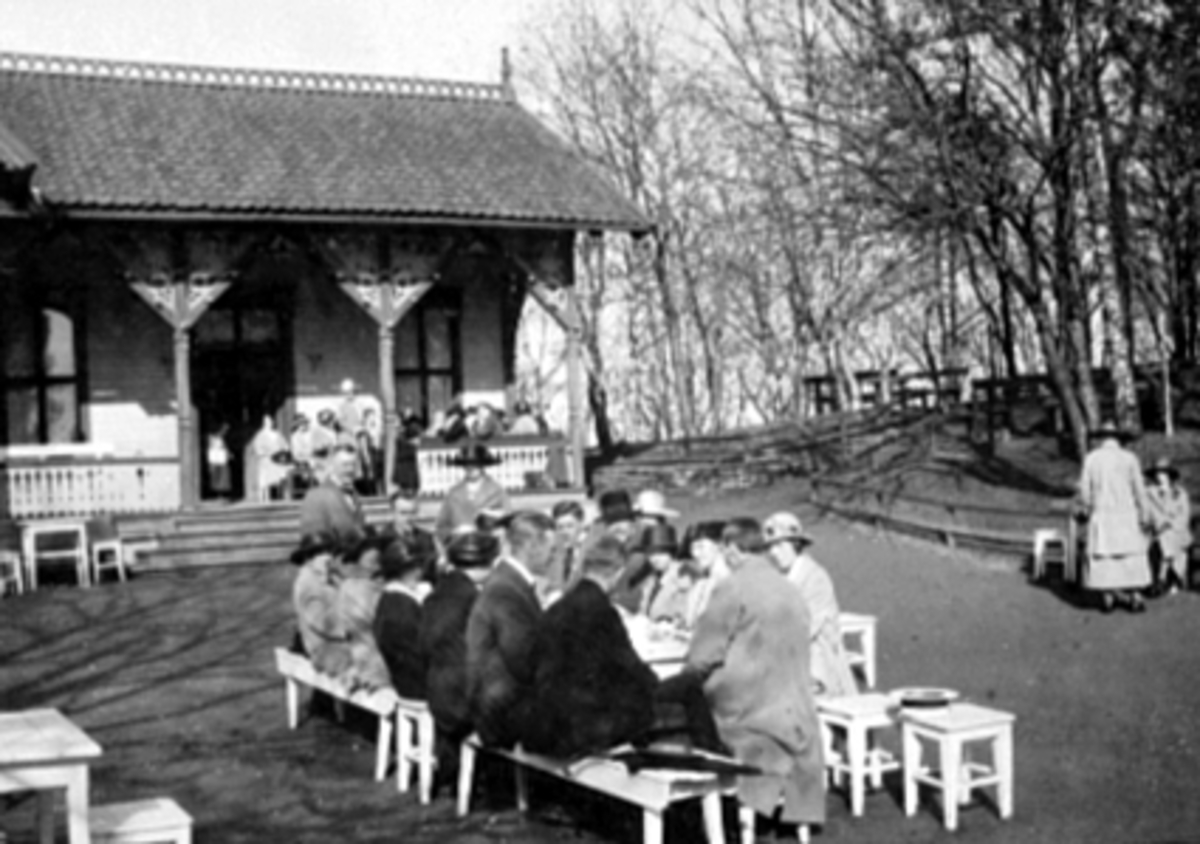 Anno Domkirkeodden, Hamar Park, Frikirkens utflukt. øverst ved bordenden står boktrykker Christian Morbech, kvinne med hatt Laura Morbech.