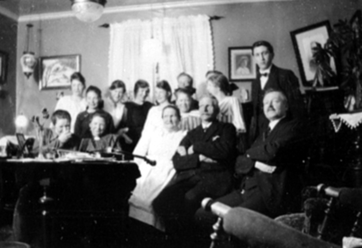 Anno Domkirkeodden, Gruppe 14 familien Morbech, interiør stue. Hjemmet til Morbech i Johan Fastingsgt 26. Chr. Morbech foran til høyre ved gyngestolen.