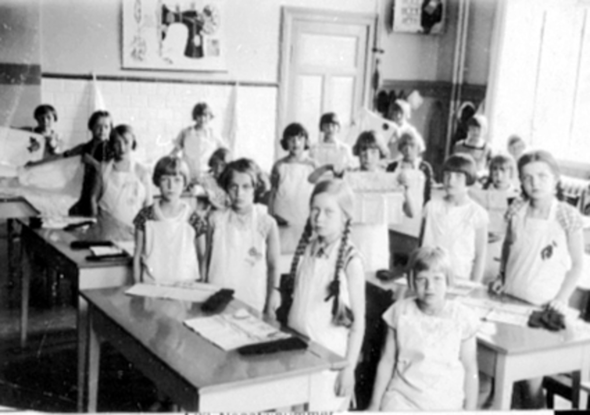 Anno Domkirkeodden, Hamar folkeskole, Pikeskolen, elever fra 5-6 klasse. Håndarbeidstime. 1932. Ukjente. Undervisning, klasserværelse.
