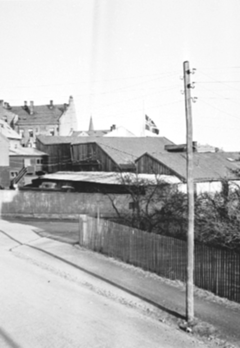 Anno Domkirkeodden, EKSTERIØR GRØNNEGT. 82, BAKGÅRDEN, LIERBAKKEN, FLAGG PÅ 1/2 STANG