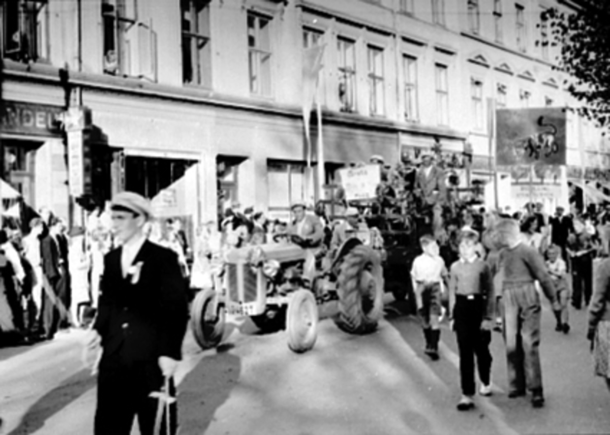 Anno Domkirkeodden, RUSSETOG, TRAKTOR M/KJERRE, PLAKATER, MANGE TILSKUERE