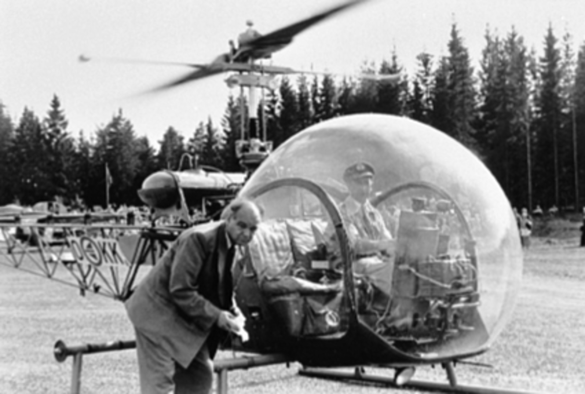 Anno Domkirkeodden, OFFISIELL ÅPNING AV HAMAR FLYPLASS, HELIKOPTER, MYE FOLK. Helikopteret er en Bell 47D-1 KK-O serie nummer: 633
