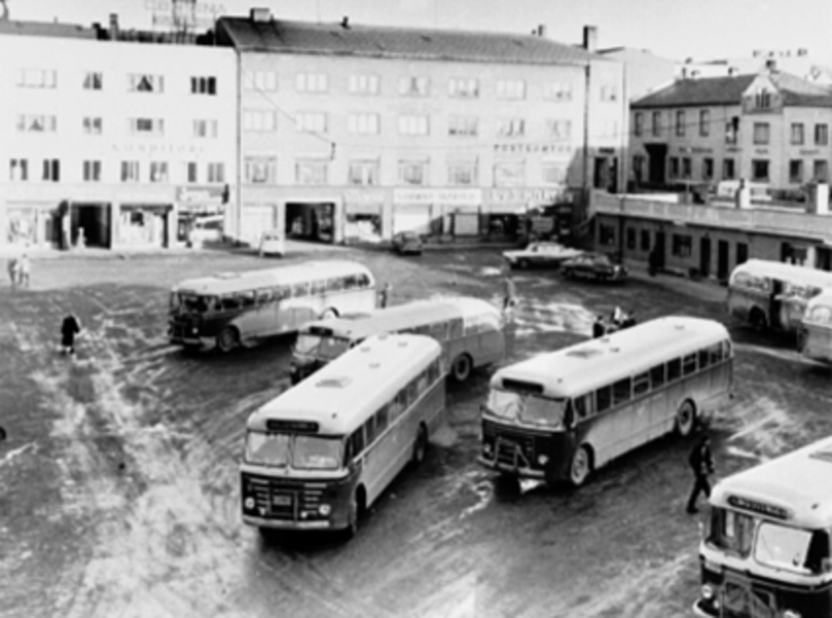 Anno Domkirkeodden, ØSTRE TORG, BUSSER, RUTEBILTAKET, BUTIKKENE: L&S KIRKEBY, HAMAR SLAKTERI, POSTHUSGÅRDEN.
