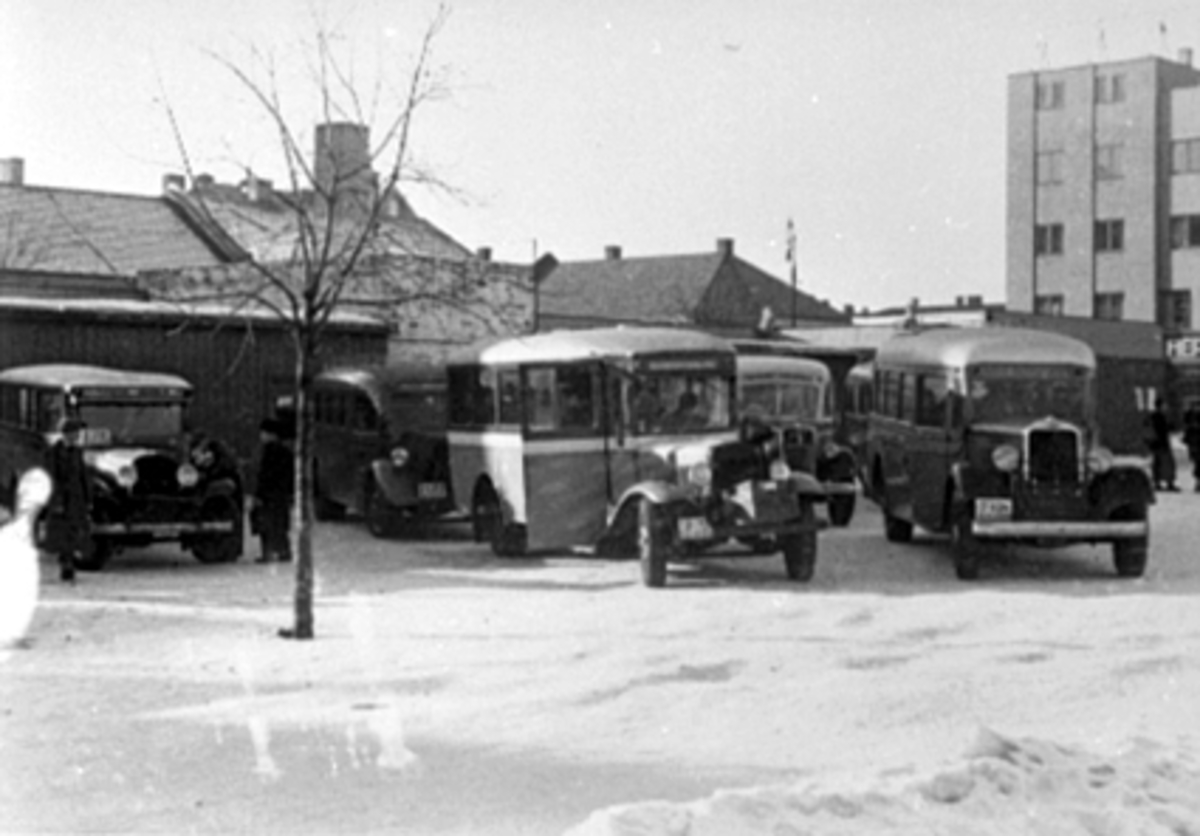 Anno Domkirkeodden, ØSTRE TORG, BUSSER, BILER, MOT M. STEENGÅRDEN, FOLK, VINTER.
